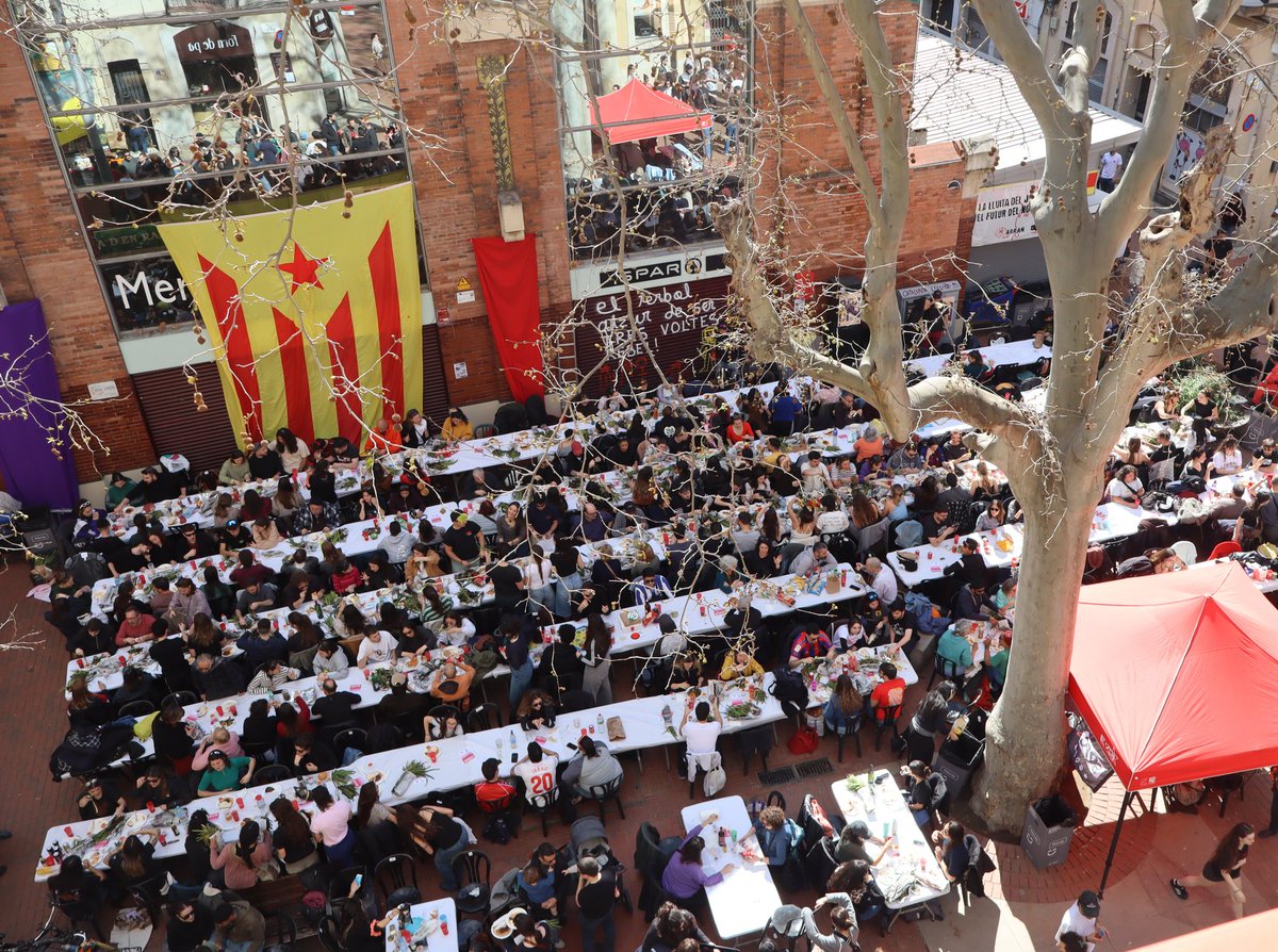 Anonima_Clot's tweet photo. Diumenge vam gaudir amb la  #12aCalçotadaClot! 🎉🎊🎉🎊🎉

Un cop més, gràcies a totes les que vau omplir de nou la pl. del Mercat, en un dels actes més esperats de l'any! 

Ben aviat penjarem un vídeo-resum ⏳, per ara us deixem algunes imatges i vídeos 1/2 ⬇️ https://t.co/0YHnbJX523