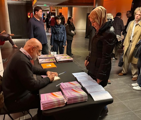 tr724com's tweet photo. Ahmet Altan, Paris’te okurlarıyla buluştu: 

-Şimdiye kadar yazıya ihanet etmedim…

-Beni hapishaneye koyabilirler, her şeyimi alabilirler ama yazıyı benden alamazlar

-Türkiye'de bir yazarı edebiyattan kopartacak çok fazla gerçek ve acı var

https://t.co/YFs0eYL0R1 https://t.co/CbONTdpRsu