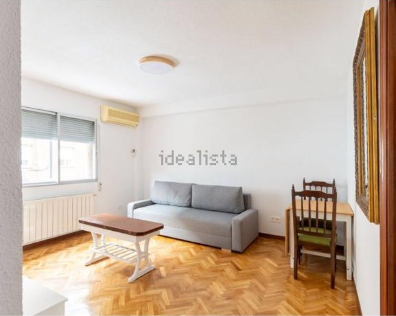 peliptica_'s tweet photo. Hola!! Se nos ha quedado una habitación libre en Madrid para entrar el 1 de abril. A 5 mins del metro de Alto de Extremadura y a 5 mins de Lucero. El alquiler con gastos es de unos 430 - 450 euros. Cualquier duda por aquí o ig: @ gavilan_paula https://t.co/oa7mUVmzWu