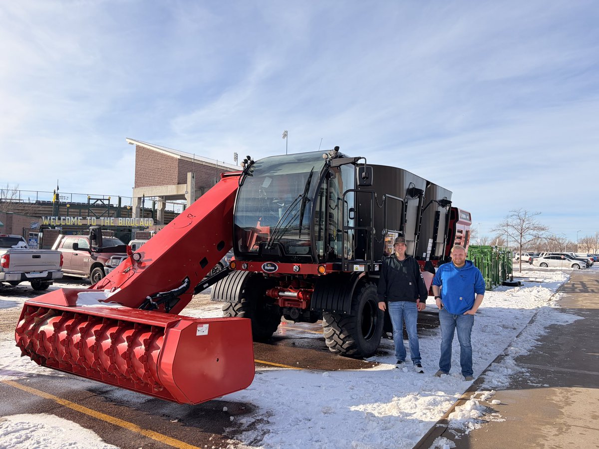 highlinemfg's tweet photo. Day two of the Central Plains Dairy Expo alongside with Prairie Land Ag Supply and already the AM1000s Self Propelled TMR mixer is turning heads!

Stop on by the show and ask us how the Highline brand can save you money! 

#weknowcows #tmrmixer #mixerwagon https://t.co/upKtXyX8Ro