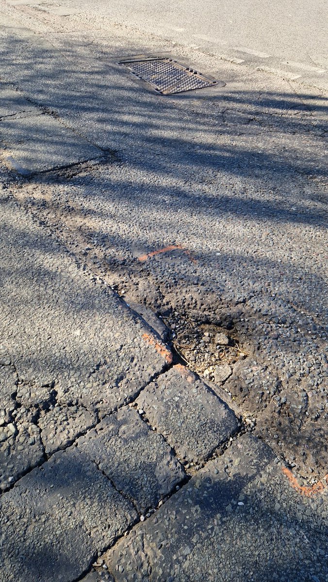 simon_corrigan's tweet photo. @SurreyCouncil @AlPinkerton Hi Sally can you chase the Highways Team and see if they have had any response from Virgin Media? Also while they where carrying out the temporary repair why did they not make safe or repair the other road defects only a few metres away? https://t.co/ApQX1XEdxl
