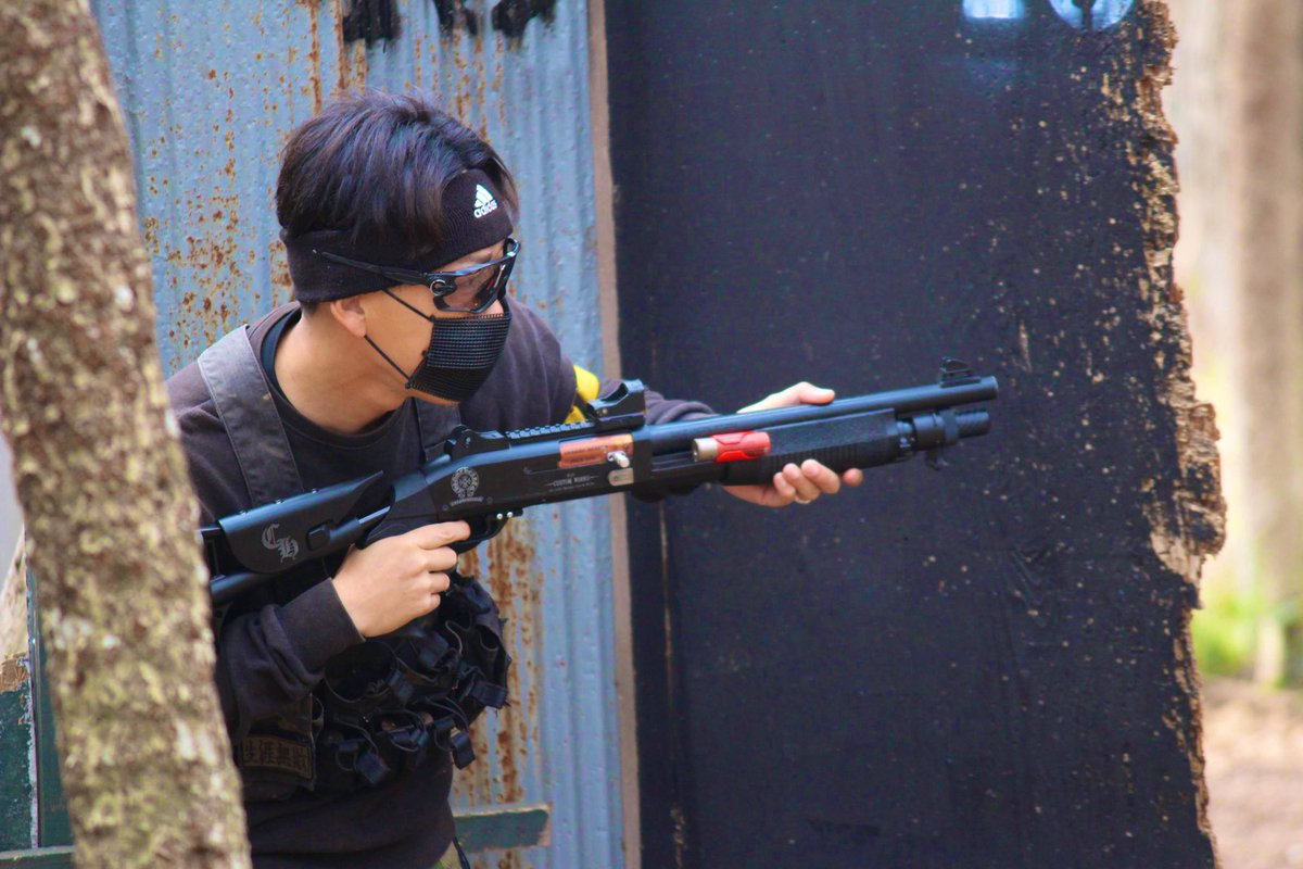 KING_of_PG's tweet image. サバゲー始めた頃の初期メンツ3人が揃うの11年ぶり？

久しぶりのbattleでした♪

長物使わな過ぎてバッテリー🔋忘れるし、バッテリー借りたけど結局使わずショットガンだし。笑

※2枚目の写真はマガジン挿さってるけど空で尚且つスタッフに許可貰って写真撮ってます😎

#battle