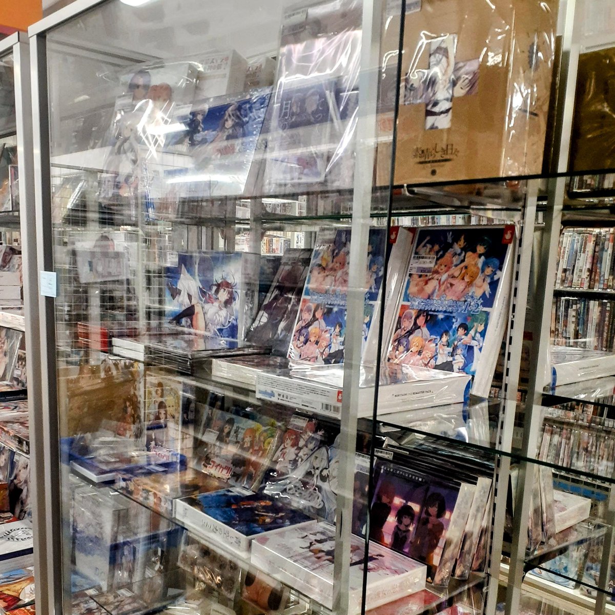 【おたのしみに！！】
27日の開店に備え、成年向け商品の売場も準備を大進行中です！売場は更に整備が進んでおり、人気タイトルを多数陳列させて頂いております！箱パッケージ商品のみならずトールケース商品も全力展開！
もちろん「ショーケース」もありまして、レアもの商品を多数展開いたしますよ！