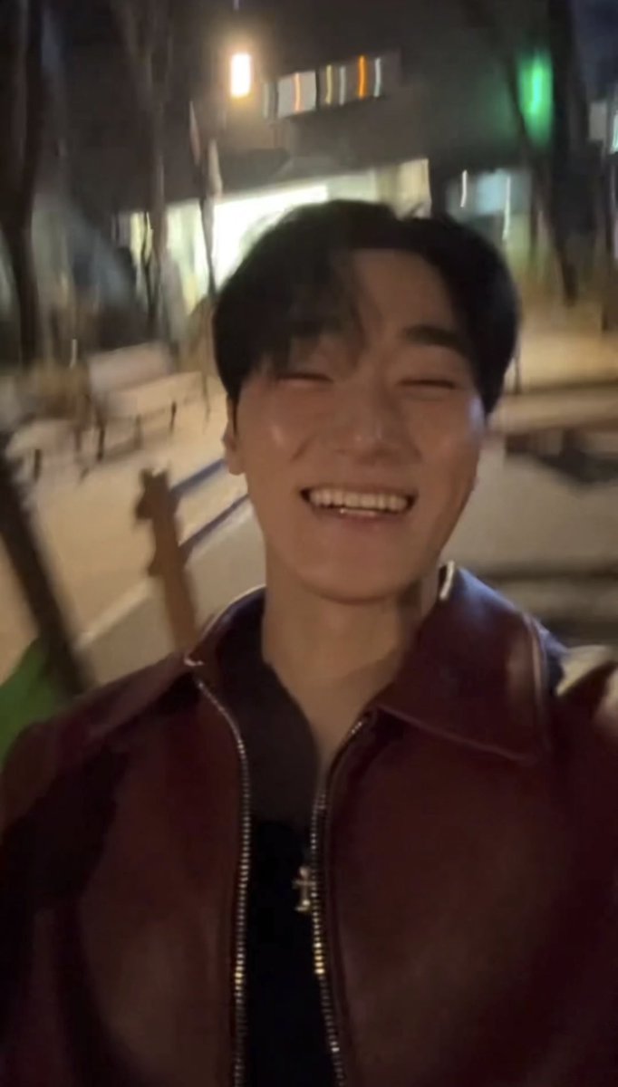 “choi san (28)” but he is the happiest on that swing 😭😭😭😭