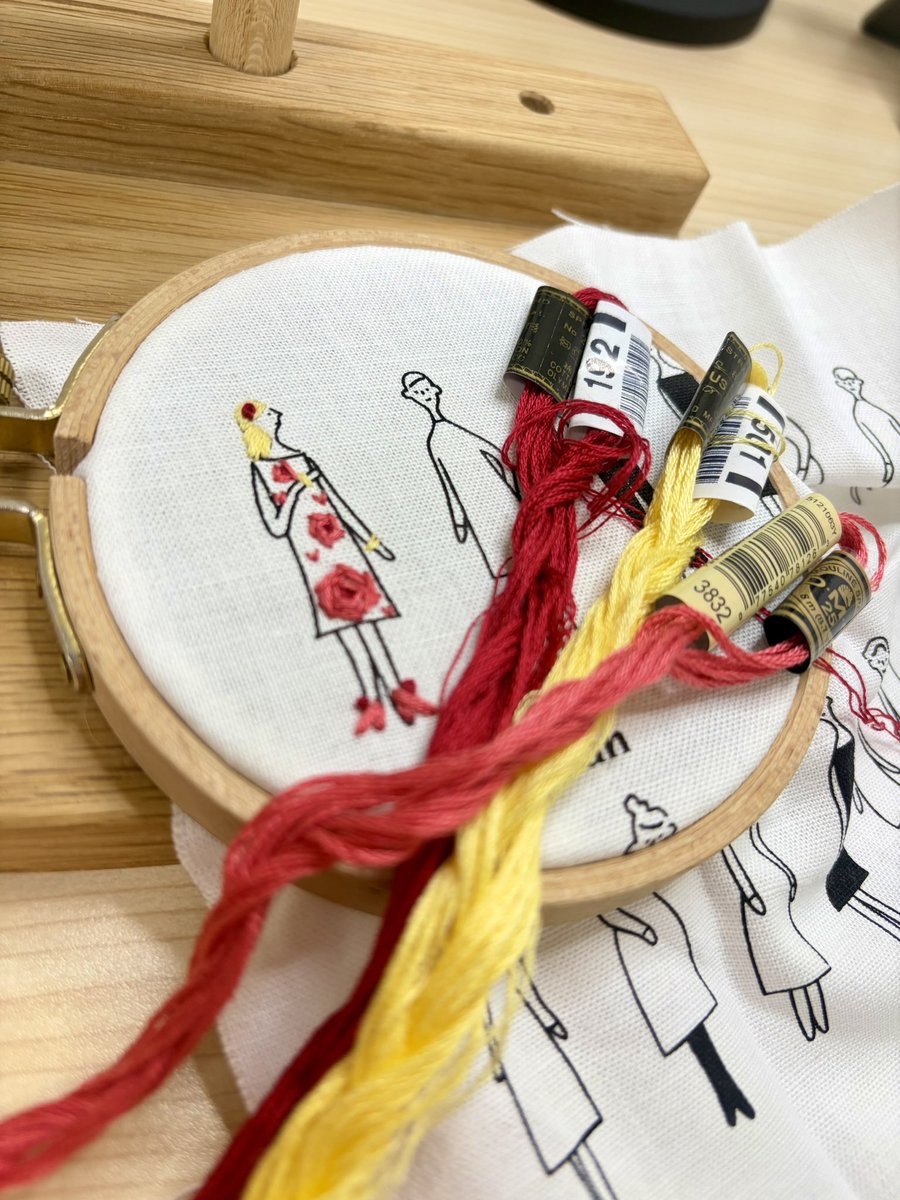 _hanamelon_'s tweet photo. 刺繍で、100ネエサンチャレンジを始めました🧵
1人目『金髪美女の薔薇園🌹』

100人できたら、大きなパネルにして飾りたいな♡
#刺繍　#100ネエサン https://t.co/q8EwvL7PRl