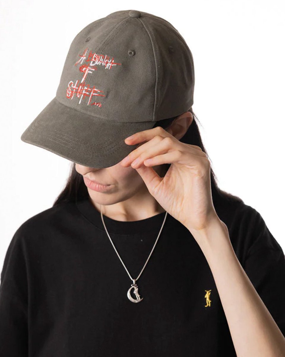 会場限定のABOSオフィシャルグッズ！

A Bunch of Stuff Tokyo では、ここでしか手に入らない限定・エクスクルーシブなオフィシャルグッズをご用意しています。

展覧会の世界観からインスパイアされた特別なコレクション。