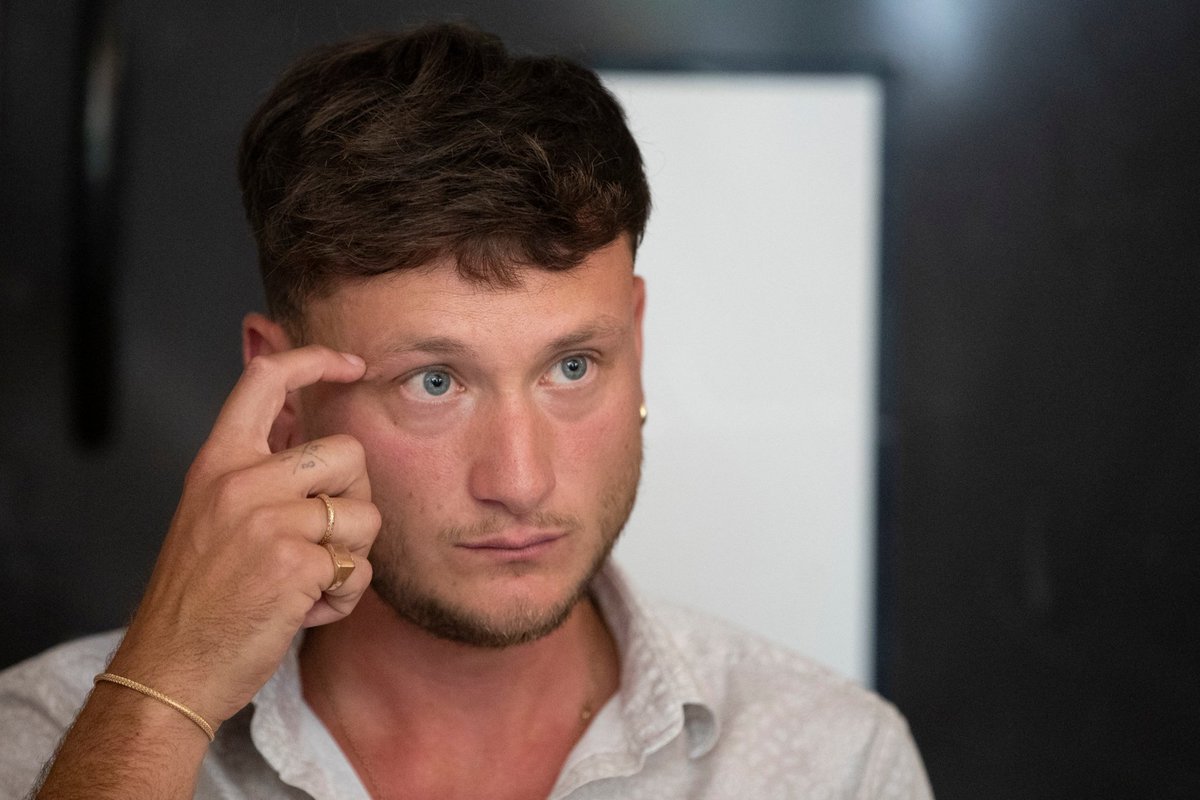ChLECHEVALIER's tweet photo. Député LFI d'AVIGNON et chef de Milice criminelle à LYON, #Raphaël_Arnault, porté disparu depuis la mise à mort de #Quentin_DERANQUE, se pose des questions :

REVENIR à l'Assemblée :
       - avec une barre de fer ?
       - avec des poings américains ?
       - avec un groupe d'assaut, façon S.A. ?
             (une Jeune_GARDE, par exemple ?...)

Pour toute idée valable, #Raphaël_Arnault offre une semaine de survie supplémentaire.

                     À LYON, c'est beaucoup...