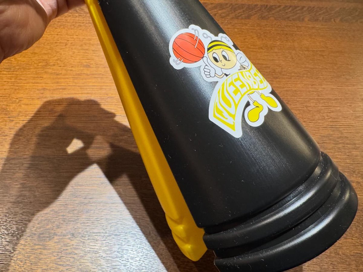 y_hanada's tweet photo. #山梨クイーンビーズ
明後日からの入替戦用に応援アイテムを準備！
黄&amp;黒のクラッピングメガホンにクイーンビーズステッカーで武装強化😊
会場の代々木第二体育館で選手紹介時に照明暗転演出があるんじゃ無いかと期待して、スティックライト〜〜VFKのだけど黄色にも点灯できるので使わない手は無い✌️ https://t.co/1LRYwObh19