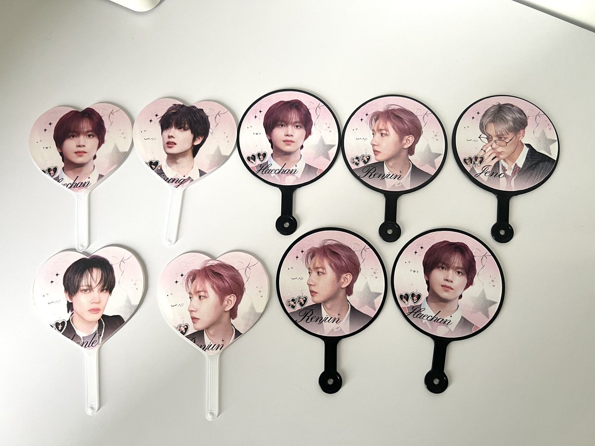 banyaaak banget dm yg nanyain buat cheering kit mini, soon aku update pre-order nya yahh also there's will be new catalog design luctyu dan heart uchiwanya will be 4 color pink, blue, black n transparent persis fansite bgtt 😆🩵🩷

(pict heart uchiwa mini nahyuck sebagai pemanis)