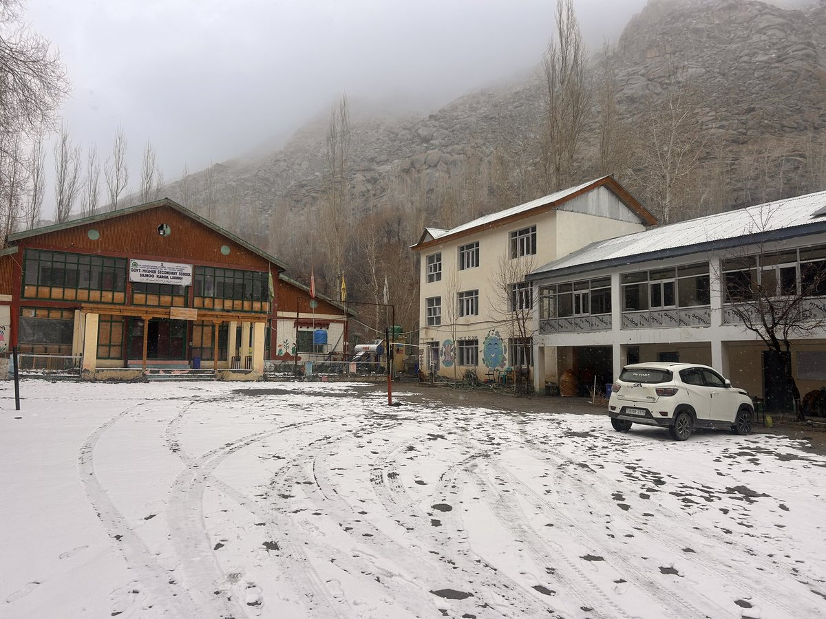 Fresh spell of snow in Kargil in end of March..
Weather pattern is changing drastically 🌨️🌨️
#snow #kargil #Ladakh #march