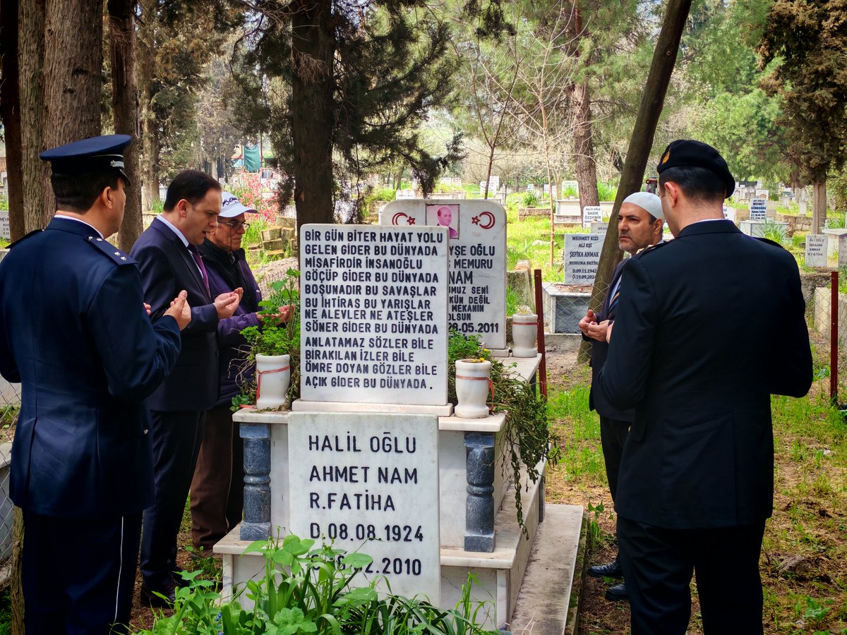 TCKarpuzlu's tweet photo. 18 Mart Şehitler günü münasebetiyle Şehit Jandarma Er Cemal DEMİR, Şehit P.Onbaşı Onur GÖRMEZ, Polis memuru Ömür NAM, Jandarma  Er Talip BULUT, P.  Er Esat ÖZÇELİK, Öğretmen Şenol AKAR'ın  kabirleri Kaymakamımız Sayın Mustafa BAYRAM ve beraberindeki heyet ile ziyaret edildi. https://t.co/oPovPSaSrK