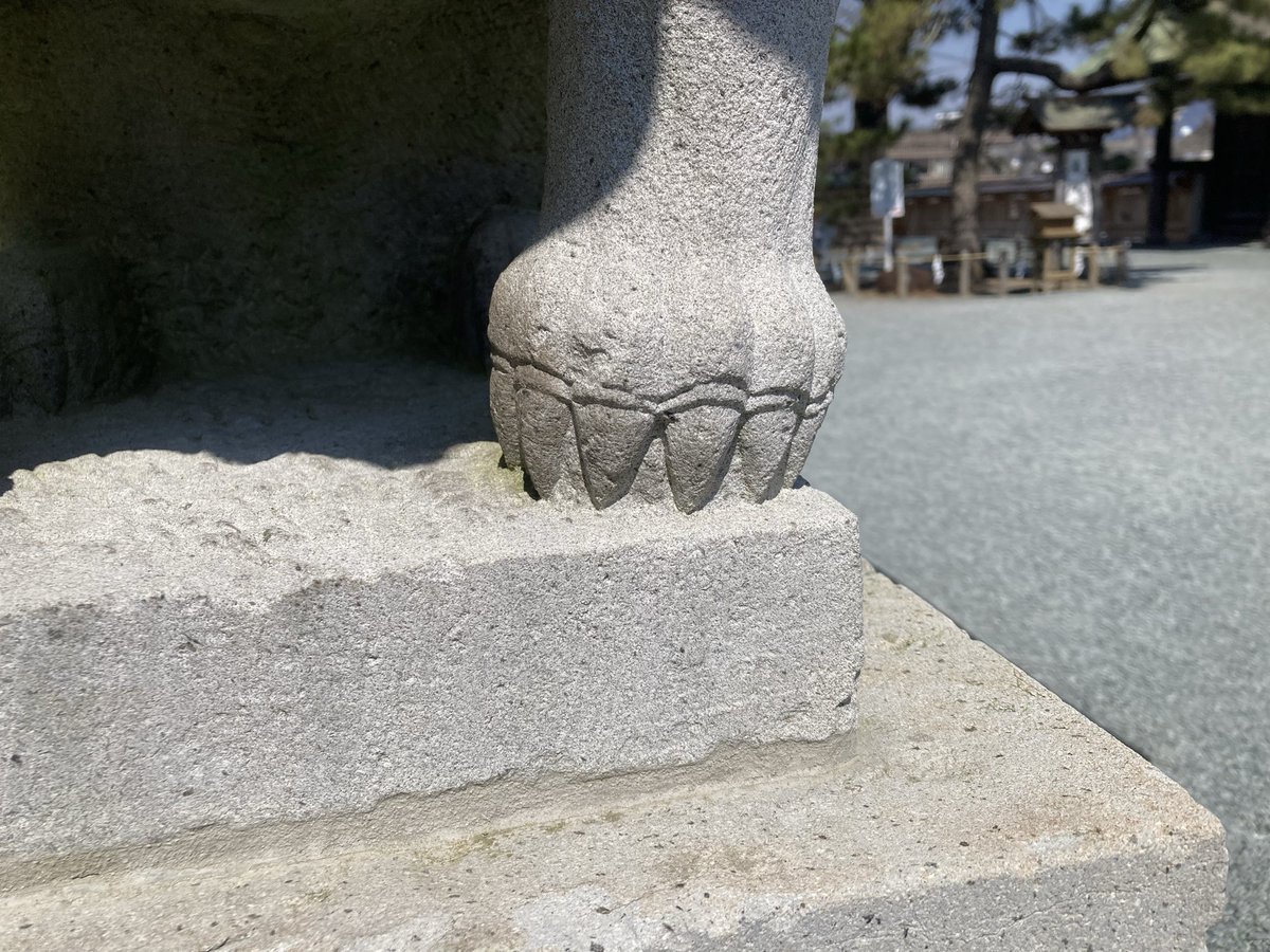 JEROandEXP's tweet photo. 阿蘇神社の狛犬の左側前足だけ指が6本あるのに気づきました。
何か意味があるのでしょうか？

他の足や他の狛犬は全部5本指でした。

#神社 #一宮 #狛犬 #阿蘇 https://t.co/pSiS5AlUO1