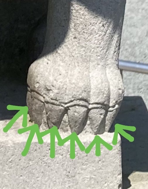 JEROandEXP's tweet photo. 阿蘇神社の狛犬の左側前足だけ指が6本あるのに気づきました。
何か意味があるのでしょうか？

他の足や他の狛犬は全部5本指でした。

#神社 #一宮 #狛犬 #阿蘇 https://t.co/pSiS5AlUO1