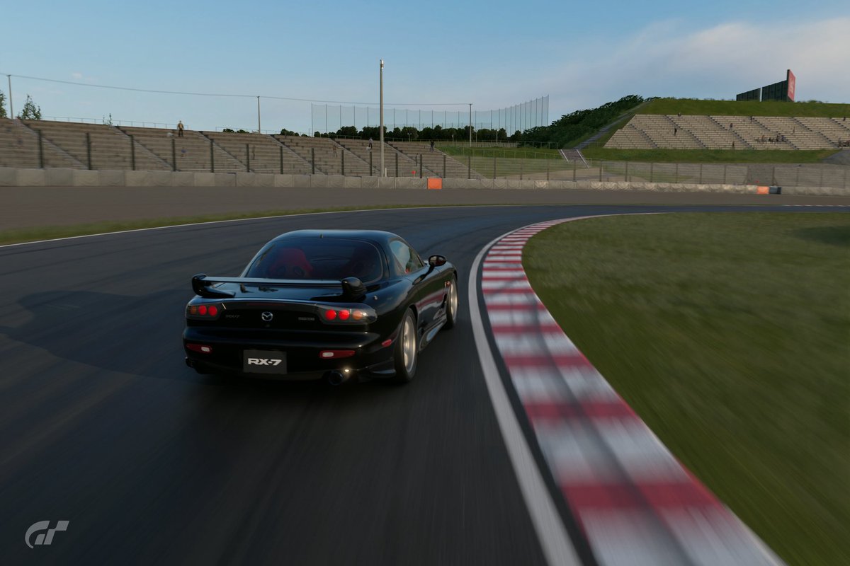 oyajinoid's tweet photo. GT7でrs50 ロジクールハンコンで遊ぶなら、tc2、カウンターアシスト最大がオススメ。FD、370馬力のストリートソフトで、遊んだ時、アクセルで向きを変えるとこまでは許容されるから。そっからさきは現実だとカウンターはハンドルから手を放してセルフに任せるし、そのナチュラル感が完璧。 https://t.co/a0wSuXyZ4I