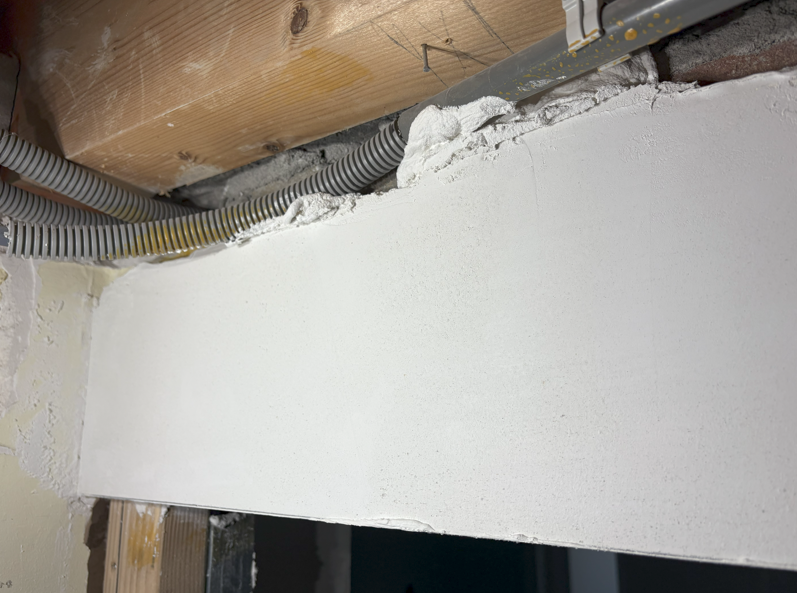 🔎 Stukadoorswerk niet schilderklaar

In een woning bleken wanden en plafonds vol onvlakheden en ruwe plekken.
Stukadoorsexpert Ed van der Plas: “Eerst herstel, dán schilderen.”

👉 Lees meer: ow.ly/4x8L50Yp0sn

#stukadoor #technischadvies #afbouw