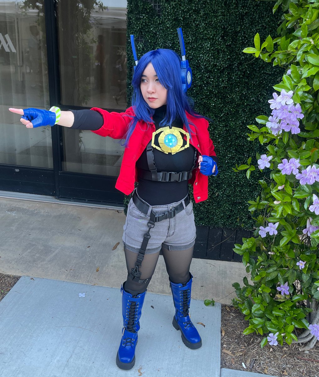 DAENGBLU's tweet image. If you saw me at the con, indeed you did! Was I still shy to say hi to anyone? Of course I was. (‘:

But! I still had a blast &amp;amp; was able to have fun thanks to my family members. I enjoyed this cosplay better than last year, so I will wear it again!! 💙💙 #transformers #tfconla