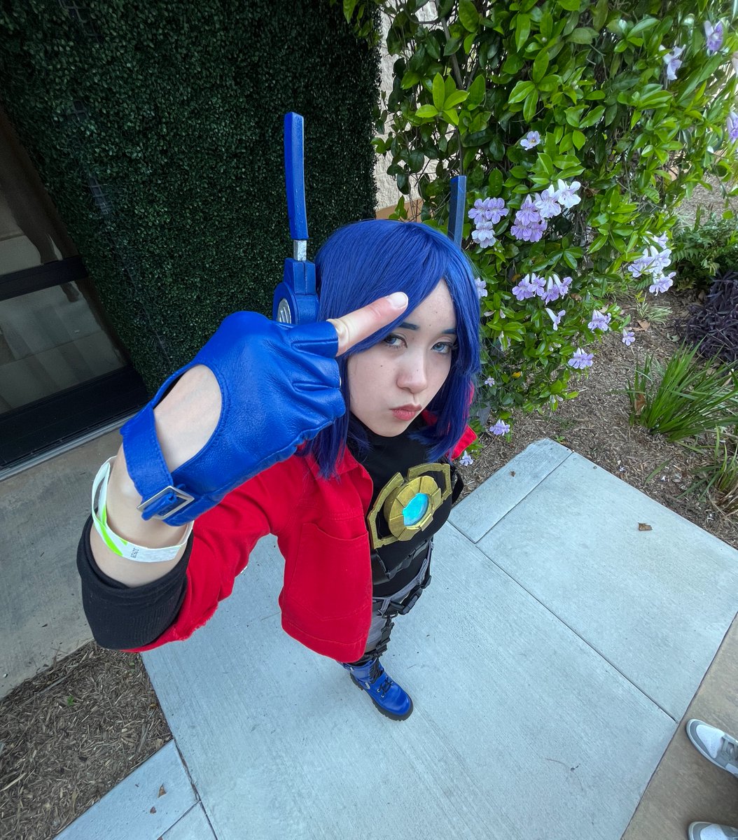 DAENGBLU's tweet image. If you saw me at the con, indeed you did! Was I still shy to say hi to anyone? Of course I was. (‘:

But! I still had a blast &amp;amp; was able to have fun thanks to my family members. I enjoyed this cosplay better than last year, so I will wear it again!! 💙💙 #transformers #tfconla
