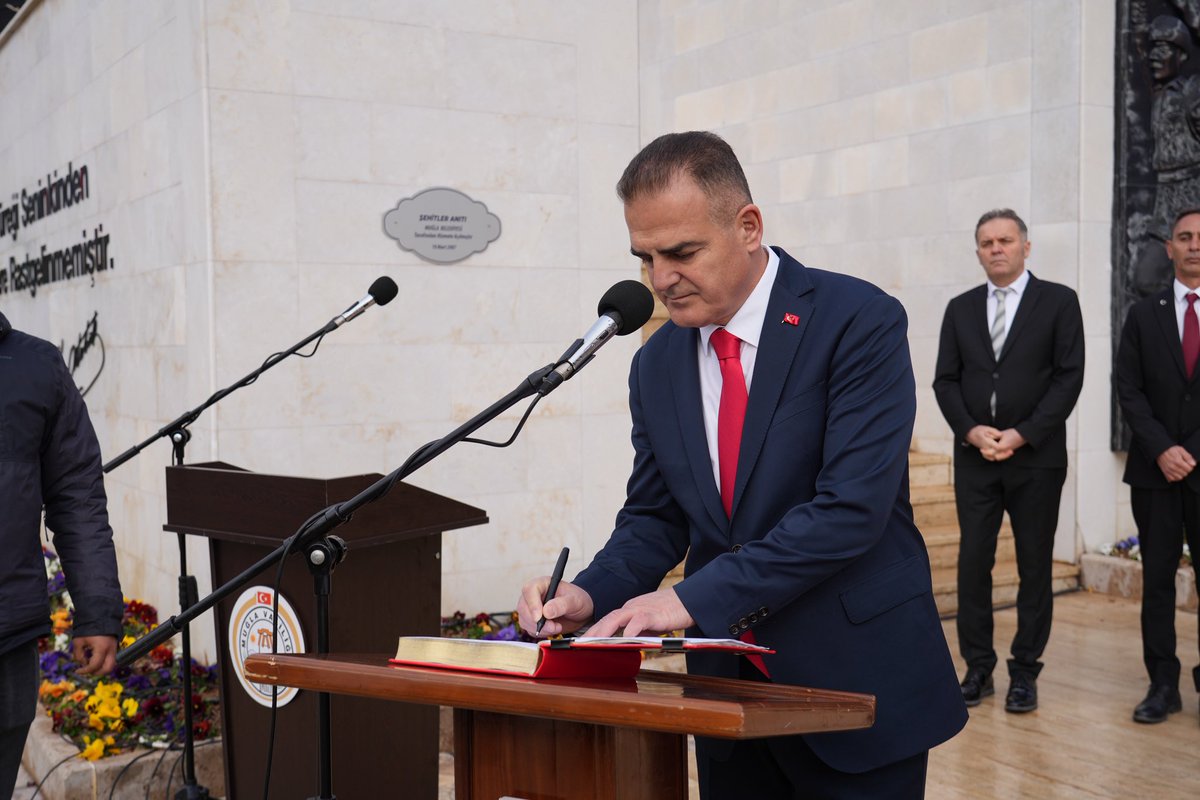 mugla_mem's tweet photo. Bir Milletin Fedakârlığı — Bir Bayrağın Hürriyeti
                          🇹🇷“ÇANAKKALE”🇹🇷

18 Mart Şehitler Günü ve Çanakkale Deniz Zaferi’nin 111. yıl dönümü Anma Programı Muğla Şehitler Anıtında düzenlenen Çelenk Sunma Töreni ile başladı. 

Törende, saygı duruşunda bulunuldu ve İstiklal Marşı’mız okundu. Saygı atışının ardından Muğla Şehit Aileleri Yardımlaşma ve Dayanışma Derneği Başkanı ve Kıbrıs Gazisi Süleyman TAŞKESEN günün anlam ve önemini belirten bir konuşma yaptı.

Törende, Valimiz Sayın Dr. İdris AKBIYIK, anıt şeref defterini imzaladı.

@tcmeb @Yusuf__Tekin @tcmuglavaliligi @idrisakbiyik @emrecay55