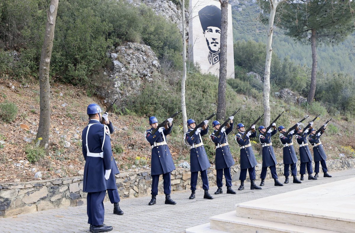 mugla_mem's tweet photo. Bir Milletin Fedakârlığı — Bir Bayrağın Hürriyeti
                          🇹🇷“ÇANAKKALE”🇹🇷

18 Mart Şehitler Günü ve Çanakkale Deniz Zaferi’nin 111. yıl dönümü Anma Programı Muğla Şehitler Anıtında düzenlenen Çelenk Sunma Töreni ile başladı. 

Törende, saygı duruşunda bulunuldu ve İstiklal Marşı’mız okundu. Saygı atışının ardından Muğla Şehit Aileleri Yardımlaşma ve Dayanışma Derneği Başkanı ve Kıbrıs Gazisi Süleyman TAŞKESEN günün anlam ve önemini belirten bir konuşma yaptı.

Törende, Valimiz Sayın Dr. İdris AKBIYIK, anıt şeref defterini imzaladı.

@tcmeb @Yusuf__Tekin @tcmuglavaliligi @idrisakbiyik @emrecay55