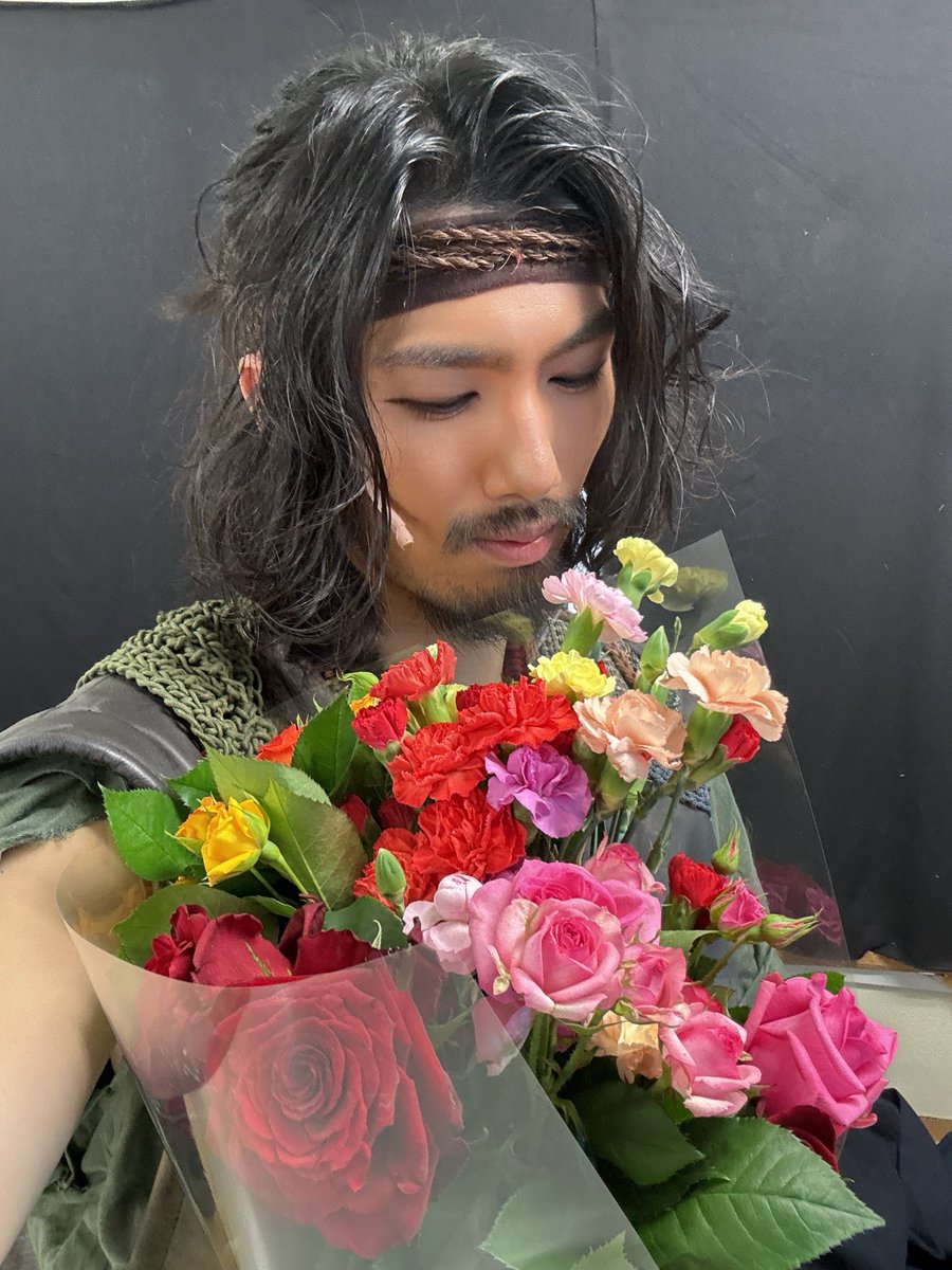 naaaaa708's tweet photo. #新鶴姫伝説 
ご来場誠にありがとうございました✨
花束をいただきました💐🌷🌹
嬉しいのともうすぐ卒業なんだなぁと入り混じった不思議な感情。
残り4回ほんとのほんとにラストスパート
最後まで全力で！しっかりと！駆け抜けて参ります！！
何卒、よろしくお願いいたします！！！愛
#坊っちゃん劇場 https://t.co/bAHR52v58Y