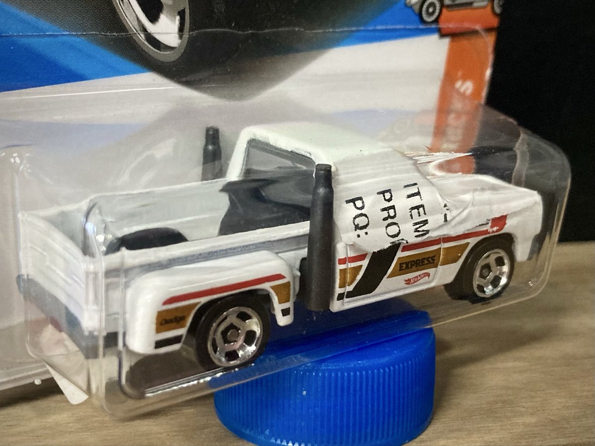 TWINMILL17's tweet image. たまには😁

久々に下北沢に行きました✨
店主と積もる話を色々して、楽しいひと時✨✨

で、何かあるかなぁ〜と👀

異物混入系のエラー品を発見！
面白いですよねー🤣

店内、委託販売品もあるからこの手の出会いもあるのが良いですね！
また行きます。

#hotwheels #ホットウィール  #warehouse