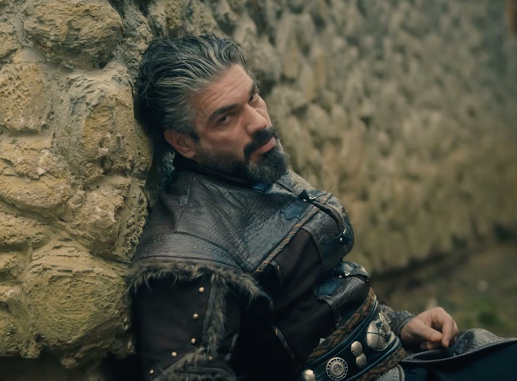 Yavrum bir haftadır kaldı şu duvar dibinde o orda mahvoldu biz burda bundan sonra Flav değil yaralanmak tırnağına taş değse fena bozuşuruz ciğerimiz söküldü yahu 😞 bu arada inşallah bölüm kaldığı yerden devam eder de yediğimiz hançerler bi işe yarar😀 #FatVius  #ŞükrüÖzyıldız