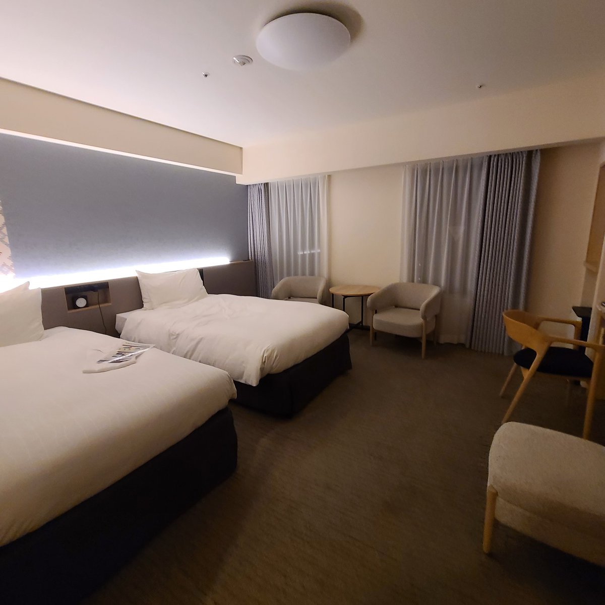 dazupomi's tweet photo. いい部屋の時は何故か何もない。タントラ講習で聞いた瞑想でもしてみるか。 https://t.co/vy4XmGKNzX