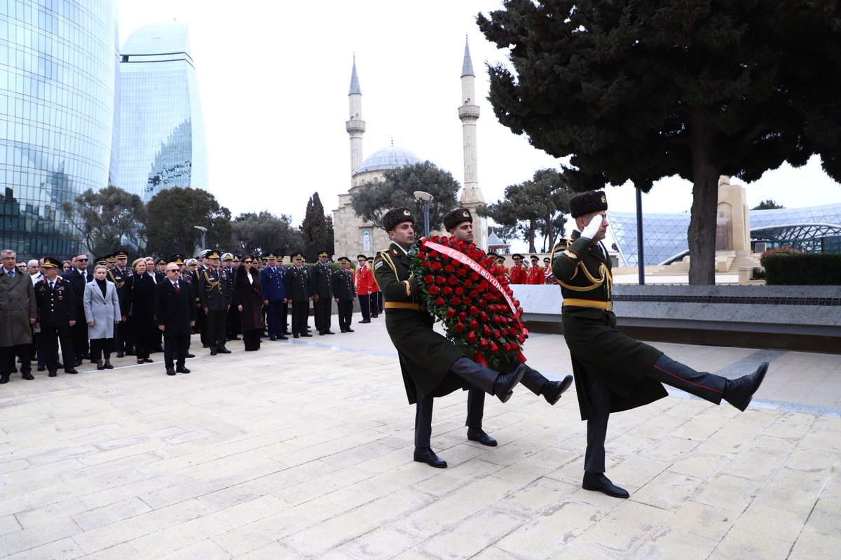 tuibaz's tweet photo. Martın 18-də Bakıda yerləşən Türk Şəhidliyində Çanaqqala Zəfərinin 110-cu ildönümü və Çanaqqala Şəhidləri Günü münasibətilə anım mərasimi təşkil olunub. https://t.co/0a9aQKgcH1