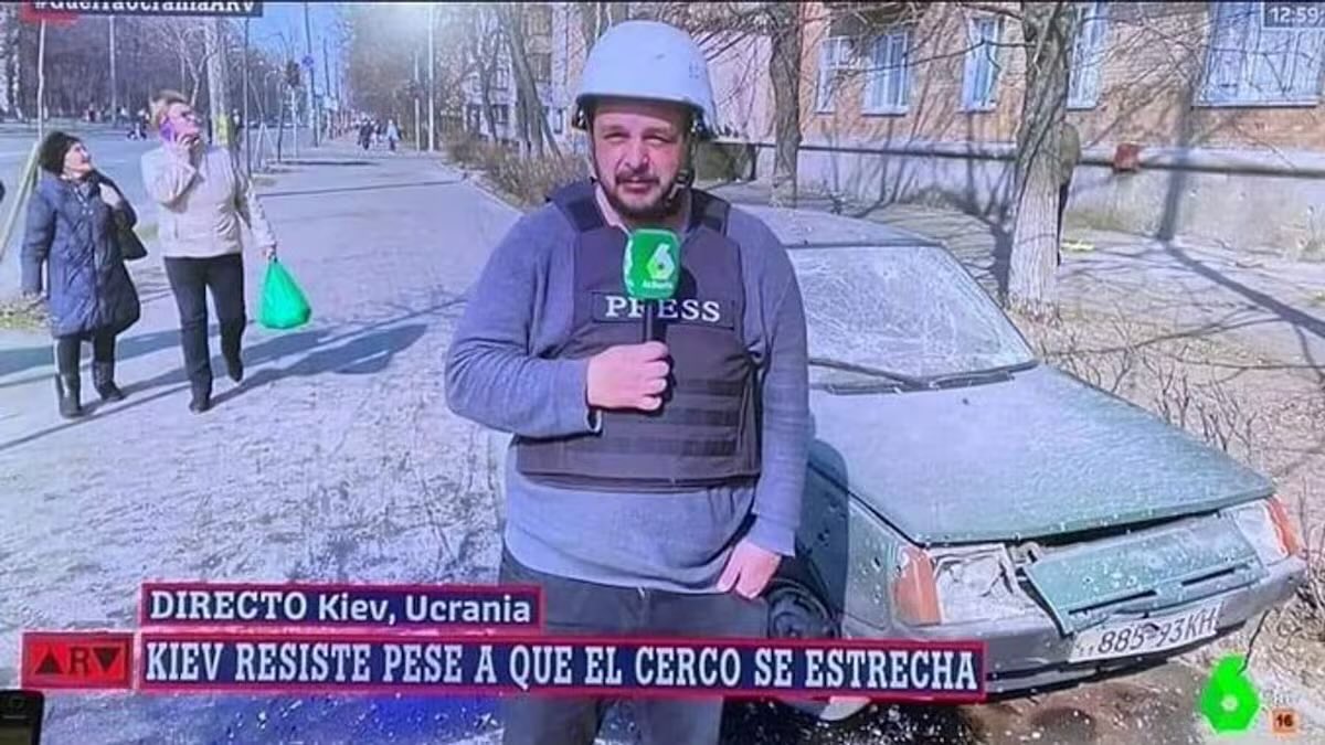 Esta fotografía de un reportero de La Sexta con casco de guerra, puesta por "un cuñado de la hizquierda verdadera desde el sillón de su casa", tendrá más likes que Ana Pastor en su cuenta de 1,7 millones de seguidores con bots comprados.