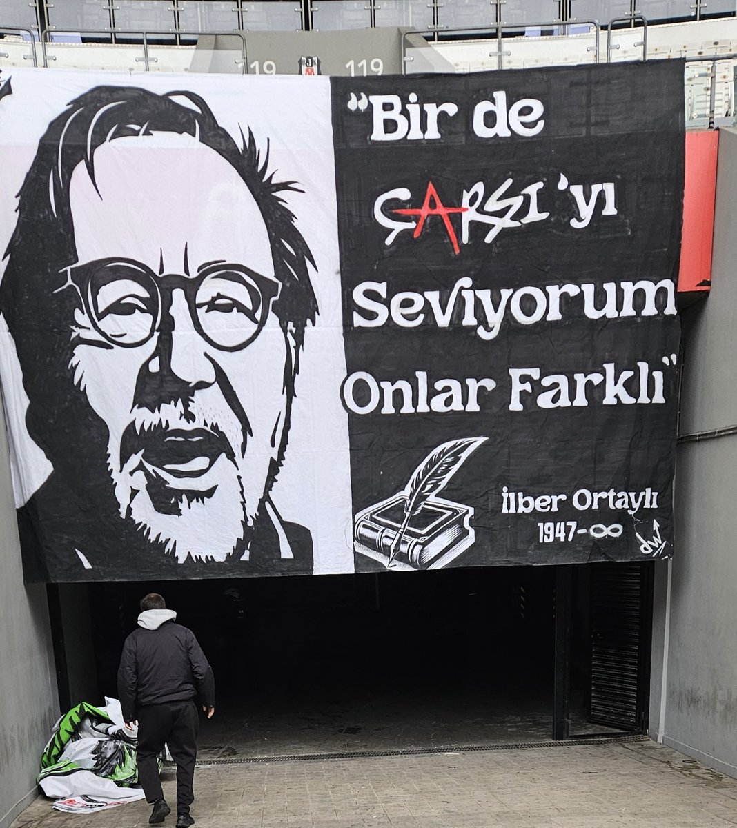 Beşiktaş taraftarlarının İlber Ortaylı için hazırladığı pankart, Tüpraş Stadyumu’na asıldı.

(Dewe Pankart)