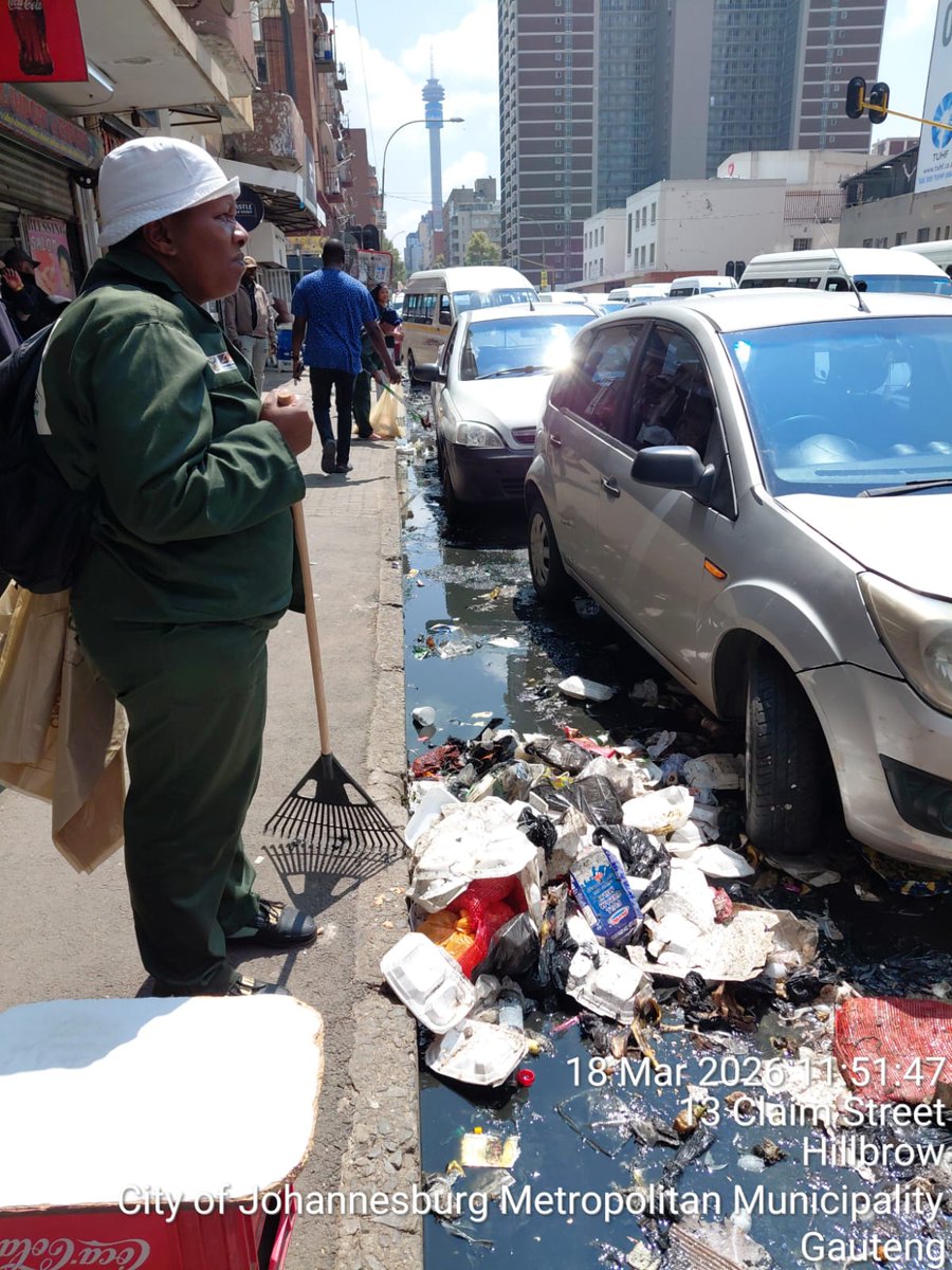 CleanerJoburg's tweet photo. #WARONWASTE ....This work is hard Jozi and not glamorous. Let's show some respect and empathy to the people picking up after you. #STOPLITTERING #STOPDUMPING #ZeroWasteMonth 🙏😭♻️🌍🗑️ @CityofJoburgZA @RegionF_Joburg https://t.co/u01aP47A1e