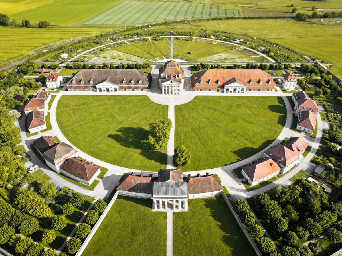 Louis XV convoque l'un des plus grands architectes de France.

Il lui dit : construis-moi une usine.

Pas un palais. Pas une cathédrale. Une usine à sel.

Ledoux dessine un demi-cercle parfait au milieu de la forêt du Doubs.
11 bâtiments. Des logements pour les ouvriers. Des