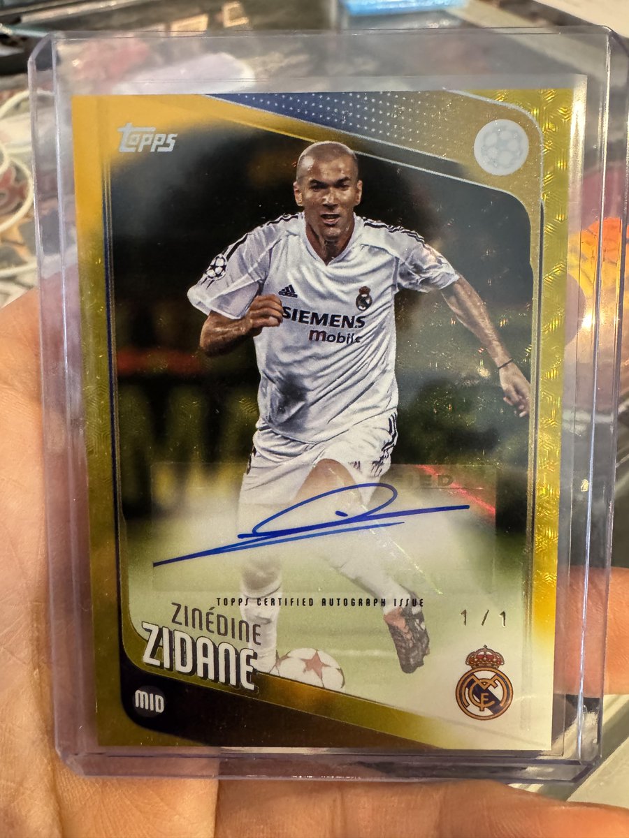 SickPullsHQ's tweet image. Zinedine Zidane 1/1 pulled. Collector's first ever one of one.

u/mau_reese on Reddit
#SoccerCards #OneOfOne