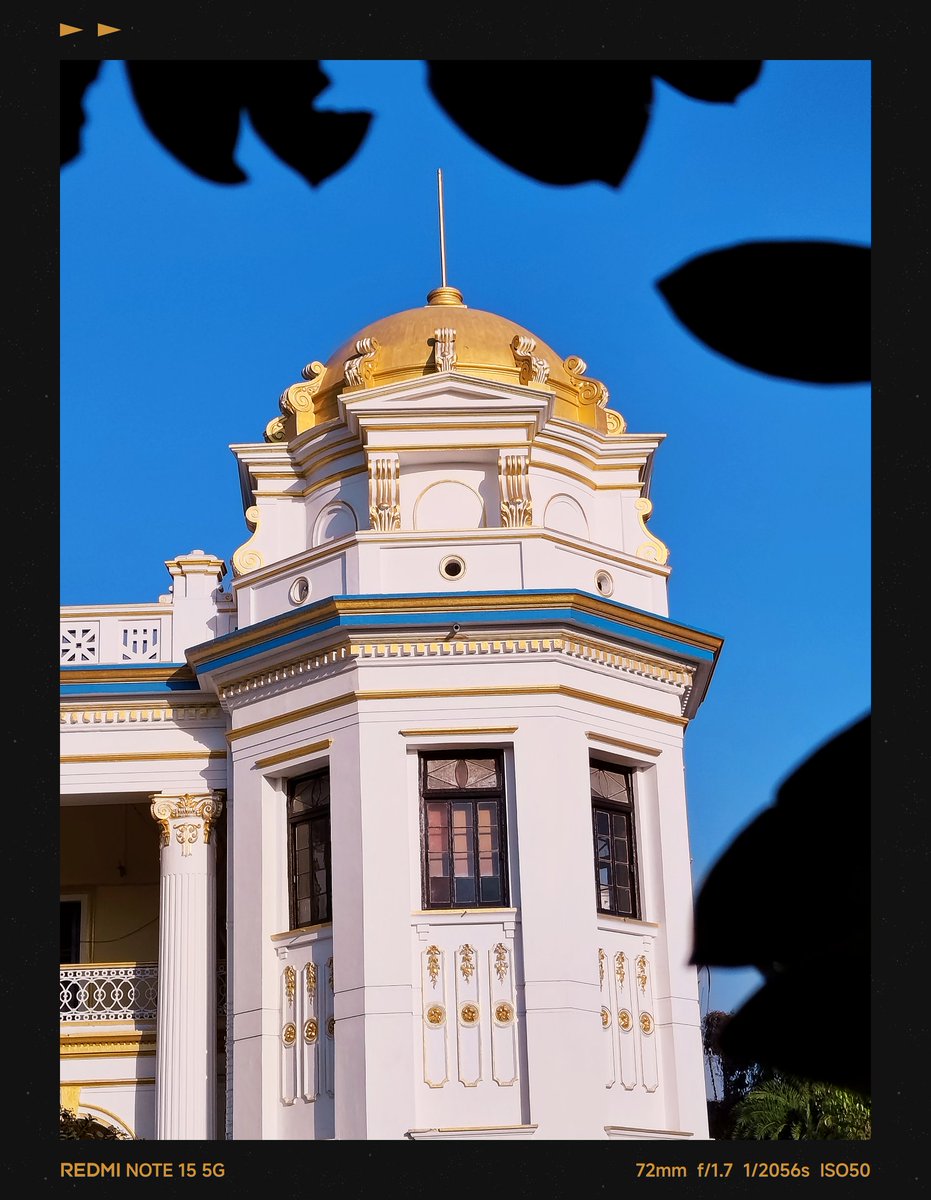 Clicksbyarijit's tweet image. Testing out the @RedmiIndia Note 15 5G and that 108MP main sensor is doing some heavy lifting! 
​The dynamic range on the architecture is solid, and the detail on the vintage clock is incredibly sharp. #RedmiNote155G @pixelwithme @CeliaKayo @sandeep9sarma @WilliamLuXiaomi @Xiaomi