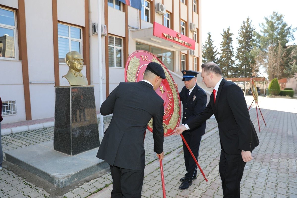 Yesillimem1's tweet photo. 🇹🇷 18 Mart Çanakkale Zaferi ve Şehitleri Anma Günü Çelenk Sunma töreni, Hükümet Konağı Atatürk Büstü önünde gerçekleştirildi.
Törene Kaymakamımız Sn. Mehmet Sadık KILIÇ, Belediye Başkanımız Sn. Hayrettin DEMİR, kurum amirleri, siyasi parti temsilcileri, okul idarecileri katıldı. https://t.co/ihJlP6O7uq