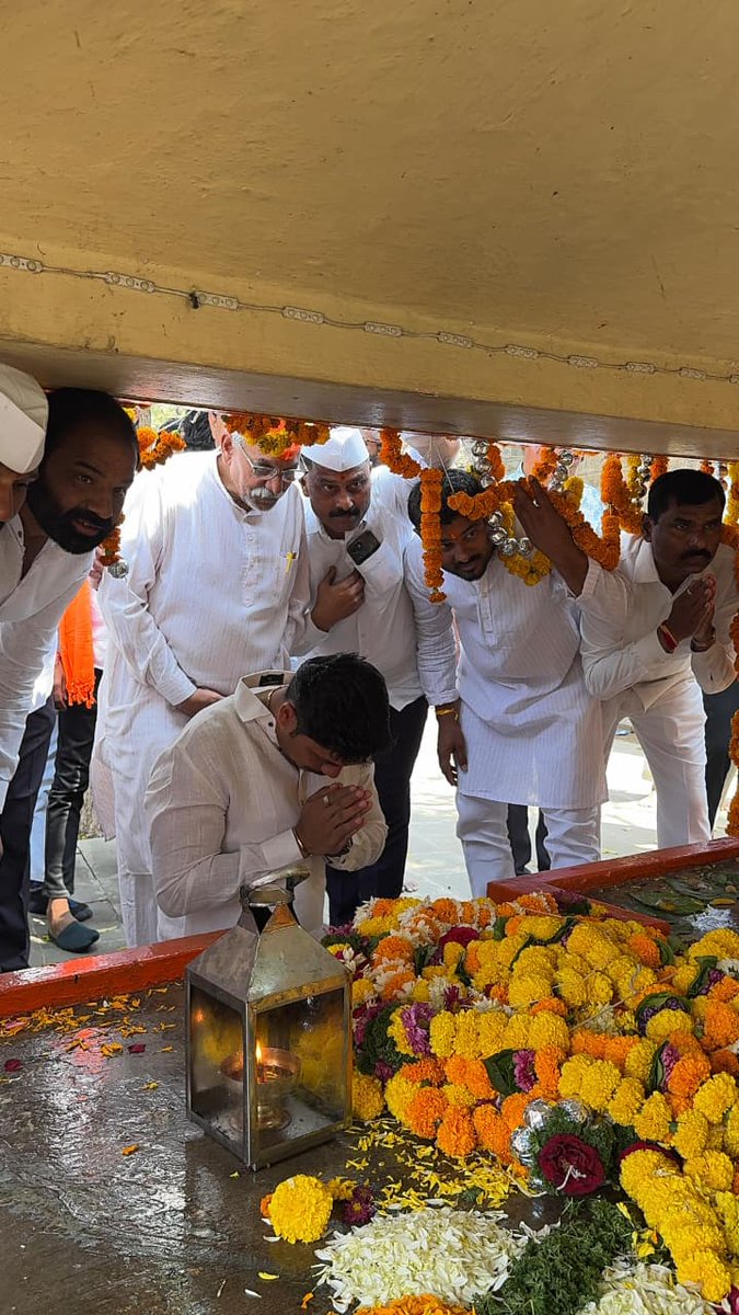 pcmcindiagovin's tweet photo. आज धर्मवीर छत्रपती संभाजी महाराज यांच्या पुण्यतिथीनिमित्त वढू येथे जाऊन त्यांच्या पवित्र स्मारकाचे दर्शन घेत पिंपरी चिंचवड महानगरपालिका महापौर रवि लांडगे यांनी विनम्र अभिवादन केले.
#SambhajiMaharajPunyatithi #VadhuBudruk #TributeToWarriorKing #MaharashtraHistory #PCMCMayor https://t.co/u1mMHYTOX2