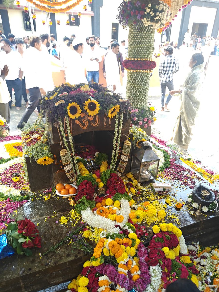 pcmcindiagovin's tweet photo. आज धर्मवीर छत्रपती संभाजी महाराज यांच्या पुण्यतिथीनिमित्त वढू येथे जाऊन त्यांच्या पवित्र स्मारकाचे दर्शन घेत पिंपरी चिंचवड महानगरपालिका महापौर रवि लांडगे यांनी विनम्र अभिवादन केले.
#SambhajiMaharajPunyatithi #VadhuBudruk #TributeToWarriorKing #MaharashtraHistory #PCMCMayor https://t.co/u1mMHYTOX2