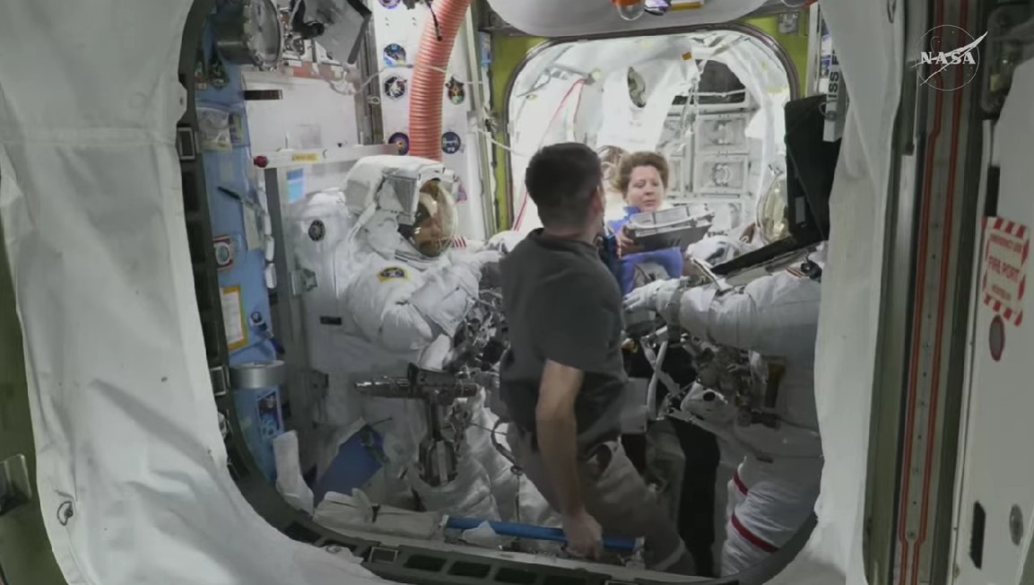 dcordovaok's tweet photo. AHORA los astronautas @Astro_Jessica y @Astro_ChrisW  se preparan para salir a realizar caminata espacial para instalación de conectores de nuevos paneles soalres #iROSA. Se puede seguir la actividad por aquí https://t.co/SIPiwdC5fV https://t.co/hsqWyr6v16