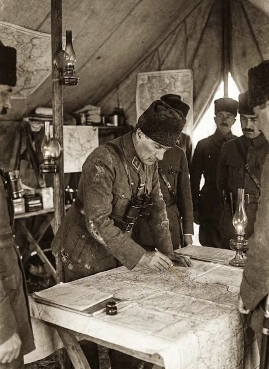 Çanakkale;

Kınalı kuzulardır

Kan akan derelerdir

Şekersiz üzüm hoşafıdır

Çuvallardan yapılan elbisedir
...
Öğrencileri şehit olup mezun veremeyen
tıbbiyedir

Koca Seyit'tir

Tokat'ın 15'lileridir

57. Alaydır

Çanakkale; MUSTAFA KEMAL'dir MİNNETTARIZ.