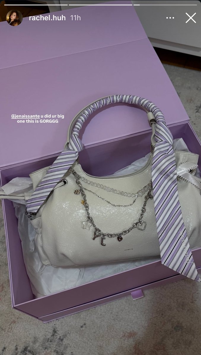 FIMBASE's tweet image. Rachel &amp;amp; Hanroro received a PR Package for the new ‘SO BREEZY’ Stand Oil Bag collection along with YUNJIN’s self-designed ‘JENAISSANTE Charm Set’ ⭐️💜

#YUNJINxSTANDOIL
#HUHYUNJIN #BREEZY
#STANDOIL #스탠드오일