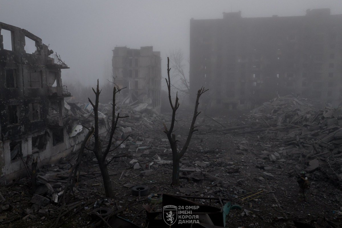 💔 Kostiantynivka in Ukraine’s Donetsk Oblast continues to be devastated by daily Russian attacks. Aerial bombs, artillery, and drones are destroying entire neighborhoods, block by block. In some areas, only the foundations of buildings remain.

Russian FPV drones are hunting