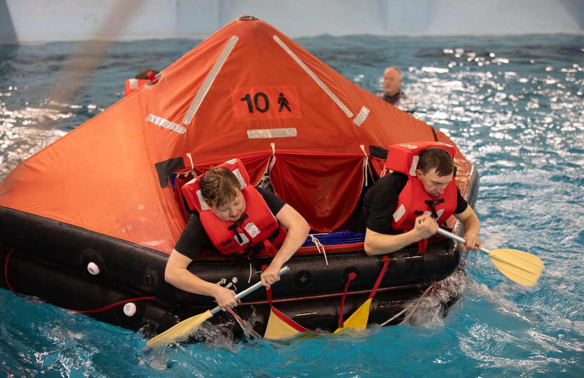 Royal Navy tweet media