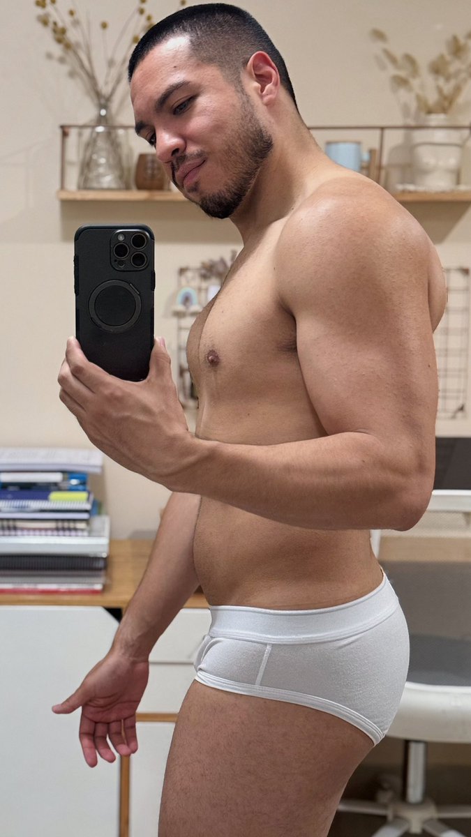 Crimson King 🌹 tweet media