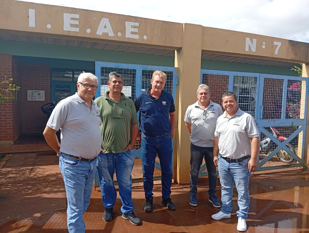 udpm_misiones's tweet photo. Miembros de CD visitaron a la Institución IEA 7 de Garupá, dialogaron con el rector interventor Yony Semke sobre diferentes temáticas: gestión, actividades de la Institución, la realidad económica difícil, los proyectos para este ciclo lectivo y necesidades que presentan. https://t.co/9Ho2Lcw3XI