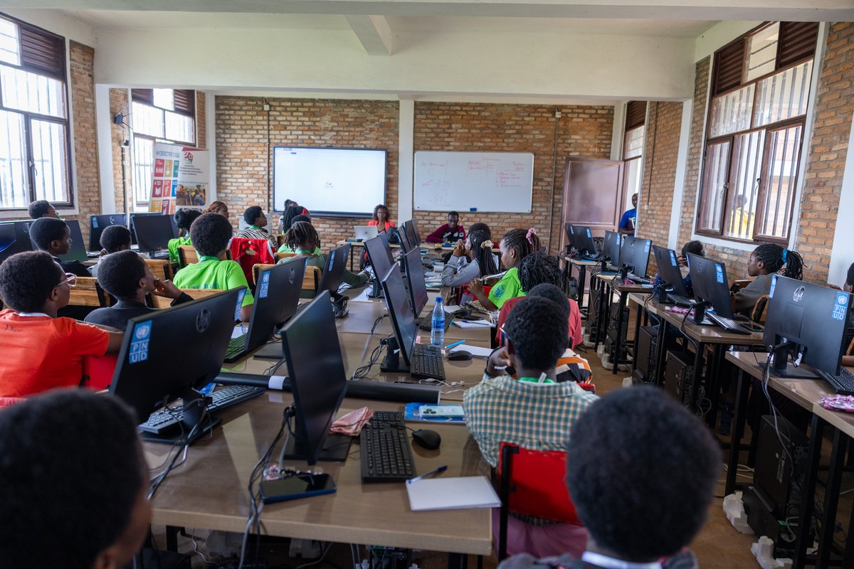 PNUDBurundi's tweet image. Visite de la RR #PNUD#Bdi au #CEFORE-Rusi pr explorer les domaines de renforcet de la collaborat° après l’appui logistique apporté en 2025. Avec Bonaventure Dusabe, DG du centre, discussions sur appui opérationnel pr format° de jeunes en STEAM, énergie solaire et métiers d’avenir