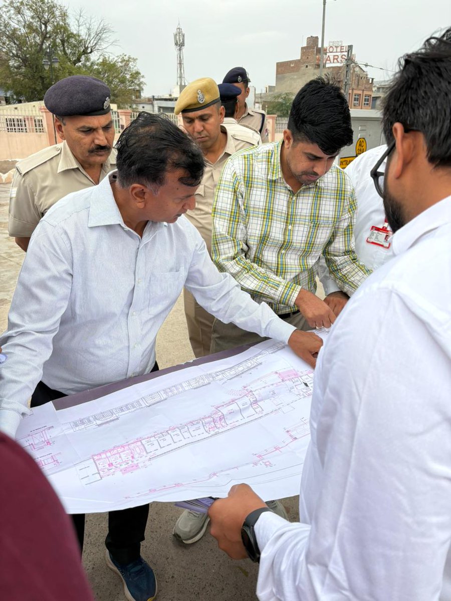 drmbikaner's tweet image. #inspection
आज (18.03.26) को सूरतगढ़ रेलवे स्टेशन का निरीक्षण किया गया। निरीक्षण के दौरान स्टेशन परिसर, यात्री सुविधाओं एवं परिचालन व्यवस्थाओं का जायजा लिया गया।
सूरतगढ़ स्टेशन पर संरक्षा संवाद आयोजित कर संरक्षित रेल संचालन हेतु रेलकर्मियों को आवश्यक दिशा- प्रदान किए गए।