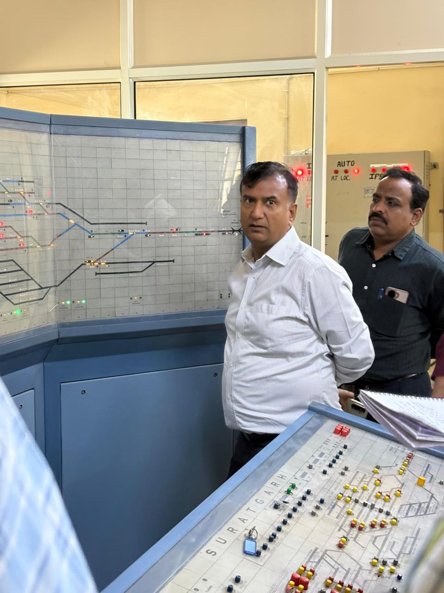 drmbikaner's tweet image. #inspection
आज (18.03.26) को सूरतगढ़ रेलवे स्टेशन का निरीक्षण किया गया। निरीक्षण के दौरान स्टेशन परिसर, यात्री सुविधाओं एवं परिचालन व्यवस्थाओं का जायजा लिया गया।
सूरतगढ़ स्टेशन पर संरक्षा संवाद आयोजित कर संरक्षित रेल संचालन हेतु रेलकर्मियों को आवश्यक दिशा- प्रदान किए गए।