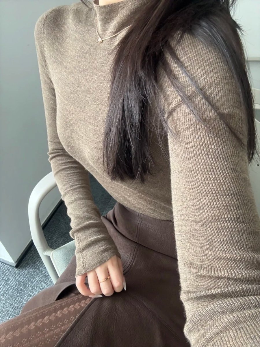 poliployy's tweet photo. 时光一过，很多身份都留在了过去...
曾经的我是一个老师，如今的我只是我自己~
只是偶尔会想，这样的我，还会有人喜欢吗？ https://t.co/iqD26rWvZ1