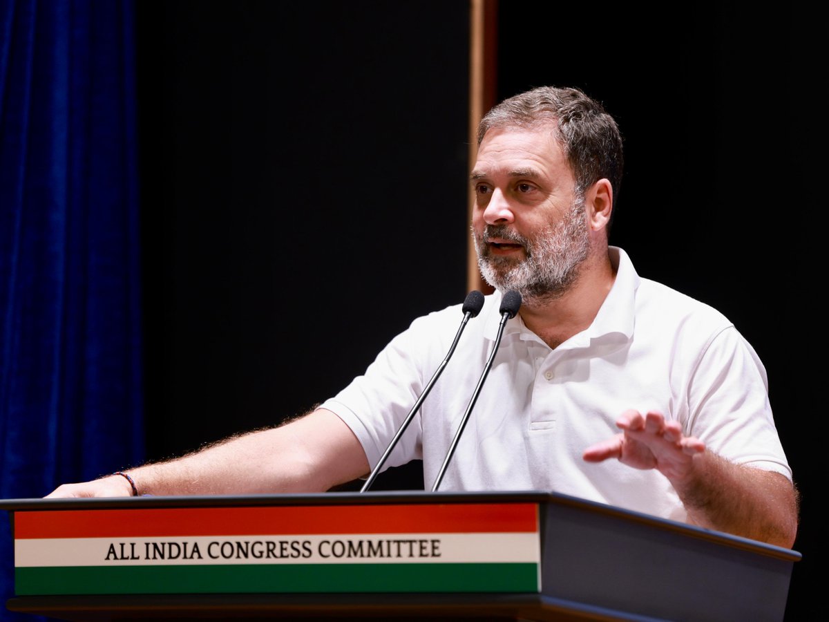 Allavaru's tweet photo. नेता विपक्ष श्री @RahulGandhi ने 'नेशनल ट्राइबल एडवाइजरी काउंसिल' में सभा को संबोधित किया।

हमारे आदिवासी भाई-बहन हिंदुस्तान के असली मालिक हैं। 'जल-जंगल-जमीन' पर उनका सबसे पहला अधिकार है।

मोदी सरकार लाख कोशिश कर ले, हम उनका ये अधिकार कभी छिनने नहीं देंगे- आदिवासी हितों की रक्षा करते रहेंगे।

जय जोहार ✊