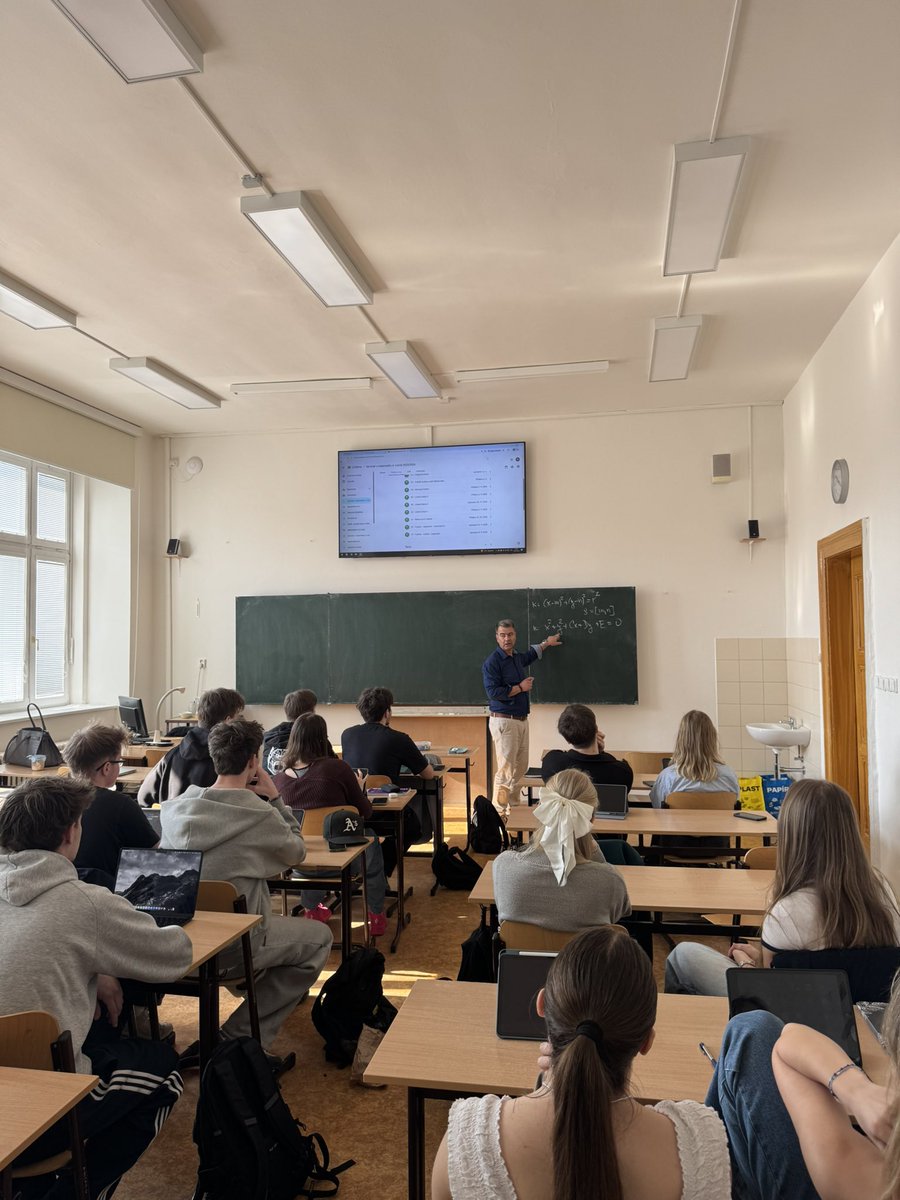 Foltan_CT's tweet photo. 3/4 žáků středních škol využívá denně umělou inteligenci. Nejčastěji pro vyhledávání zdrojů či vysvětlování učiva. Až 1/2 dotázaných ale potvrdila, že AI použila v rozporu s pravidly školy - na vypracování úkolů a testů. Vyplývá to z probíhajícího výzkumu Masarykovy univerzity. https://t.co/xueyyeWFuQ